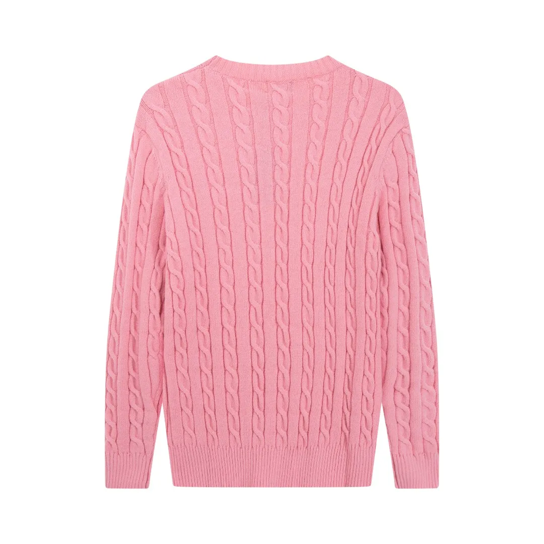 P210 [Ralph Lauren round neck solid color pony embroidery logo twist knitted sweater] ✅Ralph Lauren classic basic versatile knitted pullover crew neck sweater for men and women ✅Main supplier platform live broadcast Wholesale entity Replenish when out of stock will not be removed from the shelves ✅ZP quality 1:1 pattern making Scan the code to enter the GF website Counter quality ✅Detailed quality is the only one in Guangzhou Imported quality cotton yarn Focus on high-end cost-effective Good quality Needless to say ✅The version is restored to the original version. The maximum size can be worn up to 1105 pounds. Loose, comfortable and stress-free. ✅The upper body is simple and easy to match. A must-have for ootd. Good-looking clothes are never picky. A must-have in couples’ wardrobes. Size: S-XL. Color: black, white, gray, royal blue, pink, sky blue, khaki.